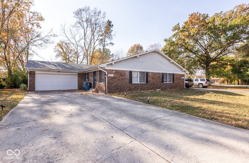 8201 Old Farm Lane, Indianapolis, IN 46214 property photo 2