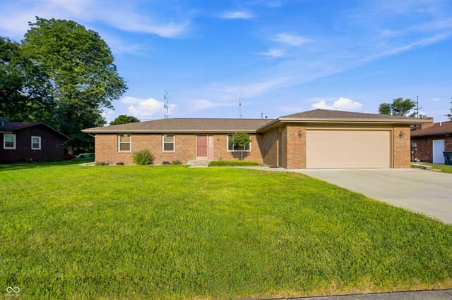 3260 Woodcrest Court, Columbus, IN 47203, photo 2 of 46