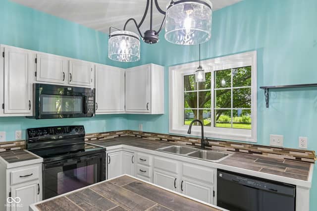 8535 McNutt Circle, Indianapolis, IN 46256, photo 4 of 39