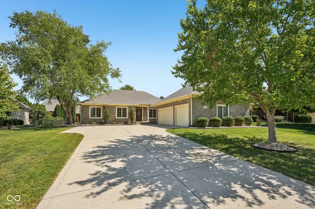 2819 Bloomsbury S, Greenwood, IN 46143, photo 4 of 32