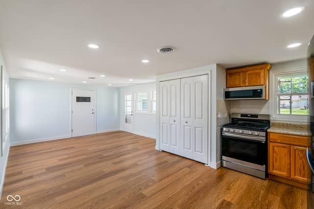 3117 31st Street, Columbus, IN 47203, photo 4 of 34
