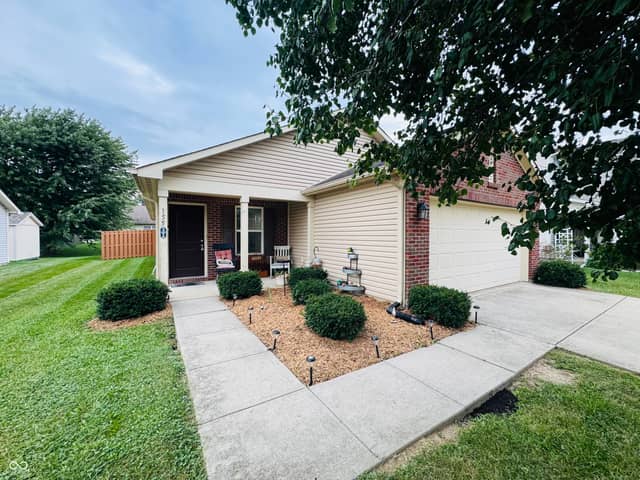 155 Thistlewood Drive, Greenfield, IN 46140, photo 3 of 20