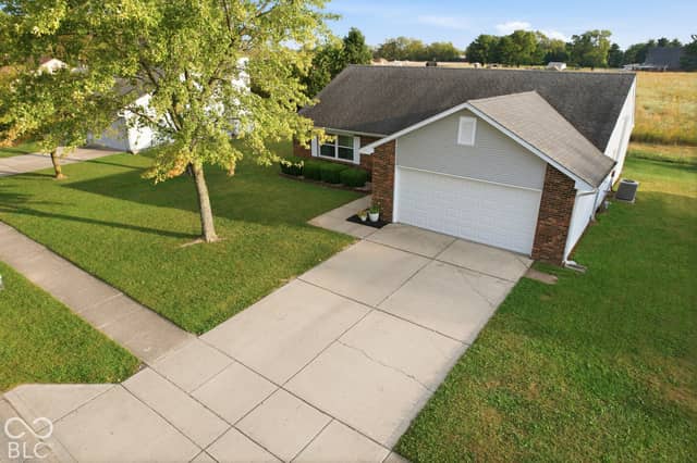 208 Fountain Lake Drive S, Shelbyville, IN 46176, photo 4 of 30