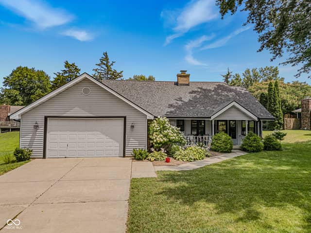 565 Luse Drive, Columbus, IN 47201, photo 2 of 51
