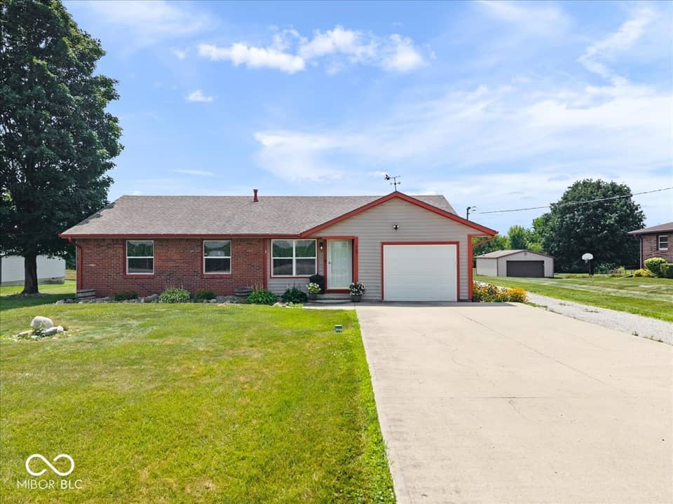1187 E New Road, Greenfield