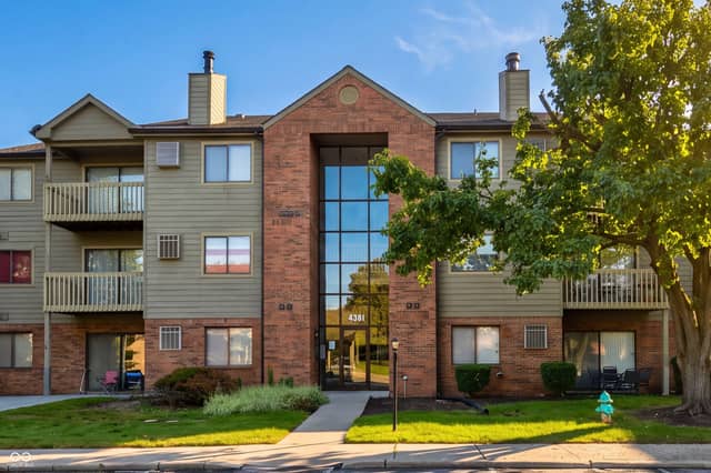 4381 Village Parkway Circle W #6, Indianapolis, IN 46254, photo 2 of 39