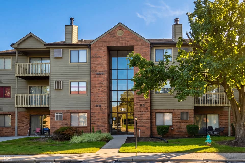 4381 Village Parkway Circle W #6, Indianapolis, IN 46254, photo 1 of 39