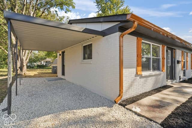 2927 Caroline Avenue, Indianapolis, IN 46218, photo 3 of 73