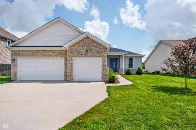 2981 Daylily Drive, Columbus, IN 47201, photo 2 of 38