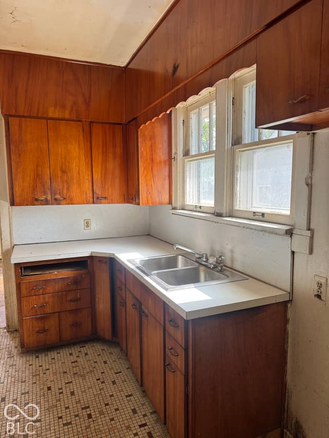 2804 S Illinois Street, Indianapolis, IN 46225, photo 5 of 18