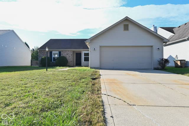 2265 Lakecrest Drive, Columbus, IN 47201, photo 2 of 25