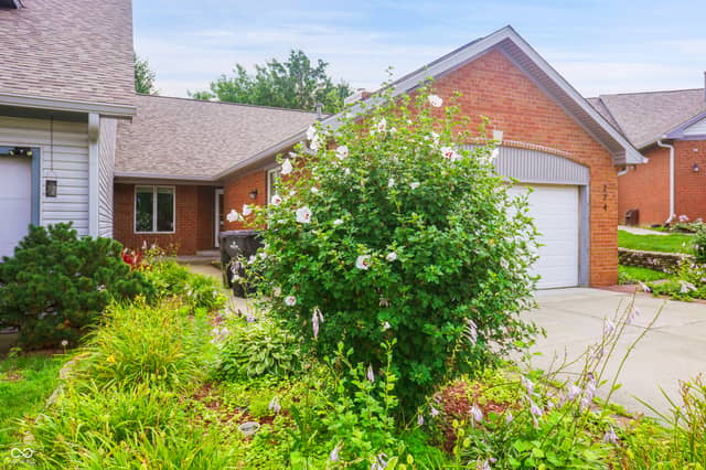 274 Golf Court, Greenwood, IN 46143, photo 4 of 20