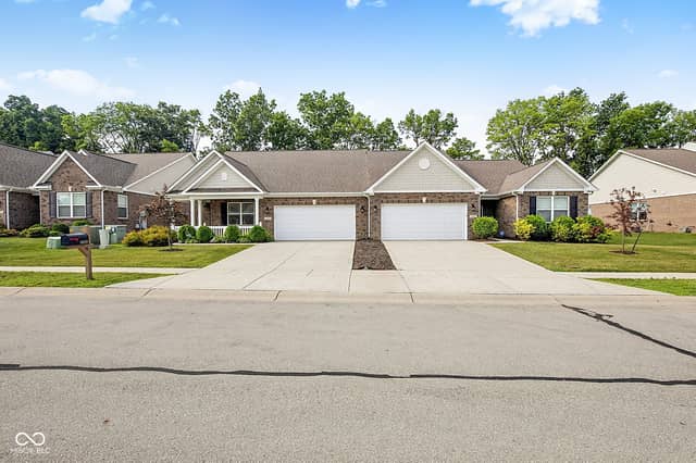 1019 Stallion Court, Indianapolis, IN 46260, photo 5 of 38