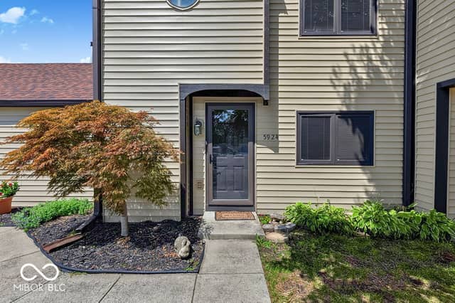 5924 Highgate Circle E, Indianapolis, IN 46250, photo 3 of 45