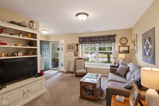 5507 Gainesway Drive, Greenwood, IN 46142, photo 5 of 32