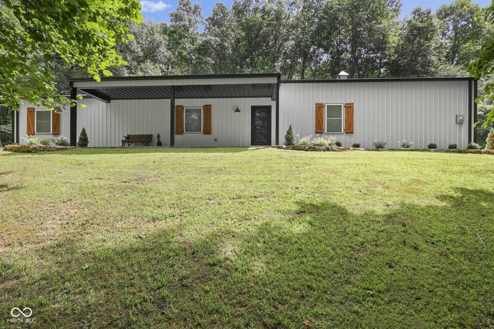 5540 E Washboard Road, Bloomfield, IN 47424, photo 1 of 33
