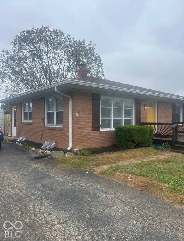 1616 Englewood Drive, Indianapolis, IN 46219, photo 4 of 43