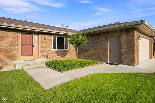 3260 Woodcrest Court, Columbus, IN 47203, photo 4 of 46