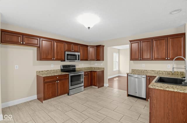 11214 Beardsley Way, Fishers, IN 46038, photo 4 of 12
