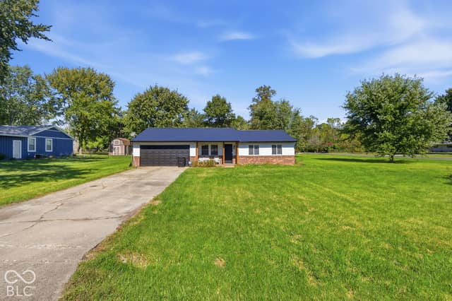 2814 W Walnut Drive, Greenfield, IN 46140, photo 2 of 56