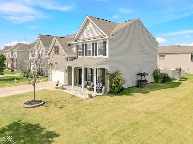 2146 Creek Bank Drive, Columbus, IN 47201, photo 2 of 41