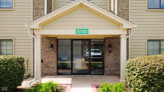 8750 Yardley Court #208, Indianapolis, IN 46268, photo 2 of 24