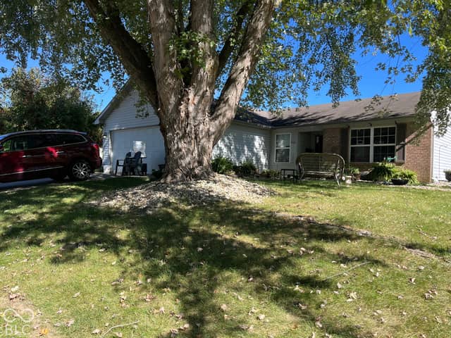 542 Woodfield Circle, Avon, IN 46123, photo 2 of 7