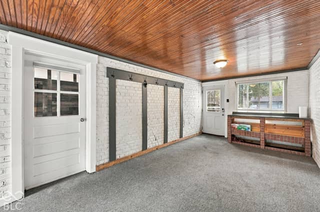 27 W Roberts Road, Indianapolis, IN 46217, photo 4 of 65