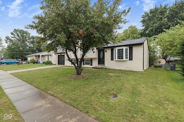 921 Waring Drive E, Indianapolis, IN 46229, photo 3 of 61