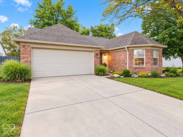 218 Lake Point Lane S, Greenwood, IN 46142, photo 2 of 28
