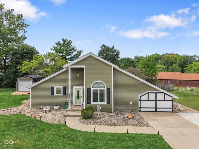 905 N Hamilton Drive N, Greensburg, IN 47240, photo 2 of 38