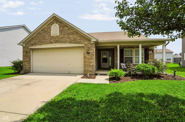 6171 N Woods Edge Drive, McCordsville, IN 46055, photo 3 of 29