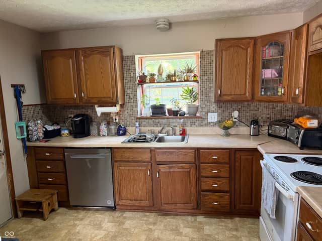 5586 W Beechwood Lane, New Palestine, IN 46163, photo 5 of 4
