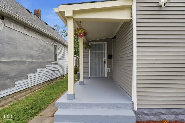2121 Webb Street, Indianapolis, IN 46225, photo 5 of 44