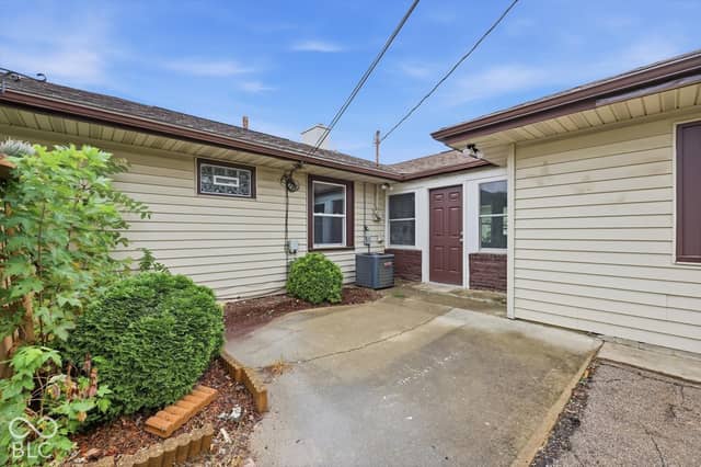 623 Van Avenue, Shelbyville, IN 46176, photo 4 of 33