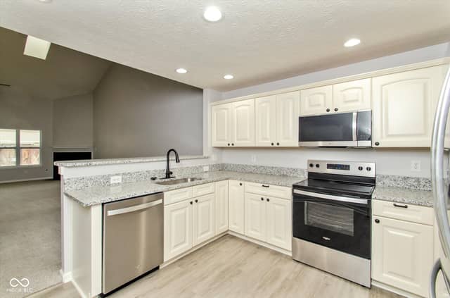 12140 Black Hills Drive, Fishers, IN 46038, photo 3 of 32