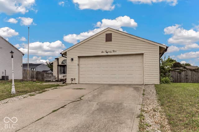 625 Woods Crossing Drive, Indianapolis, IN 46239, photo 4 of 38