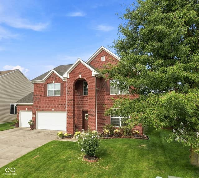 8744 N Aspen Way, McCordsville, IN 46055, photo 2 of 55