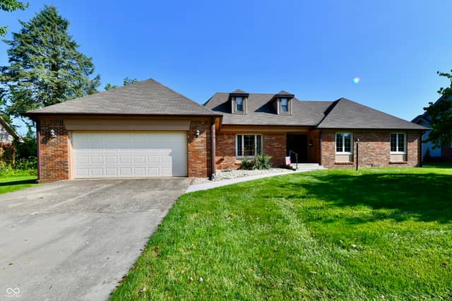 3190 Greensview Drive, Greenwood, IN 46143, photo 2 of 76