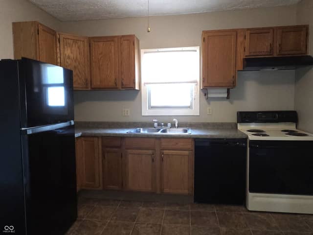 324 W Locust Street, Shelbyville, IN 46176, photo 4 of 46