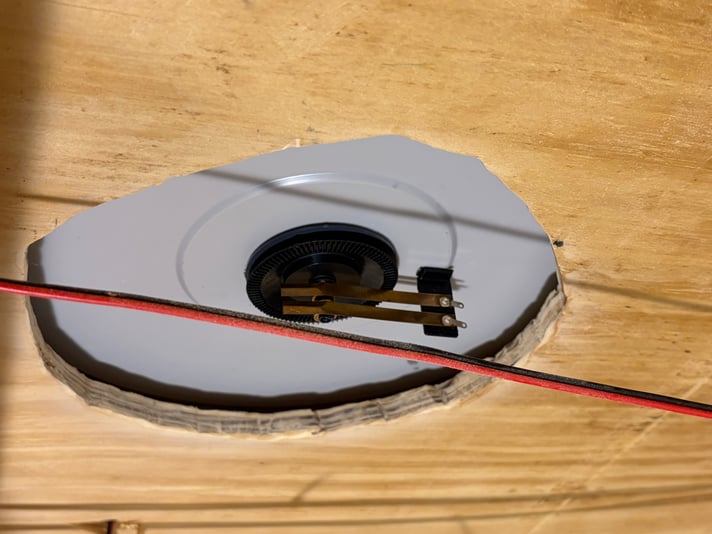 Turntable contact piece installed