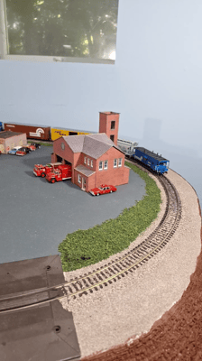 Small HO scale layout, 15_ radius curves with Atlas Conrail U33B
