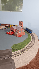 Small HO scale layout, 15_ radius curves with Atlas Conrail U33B