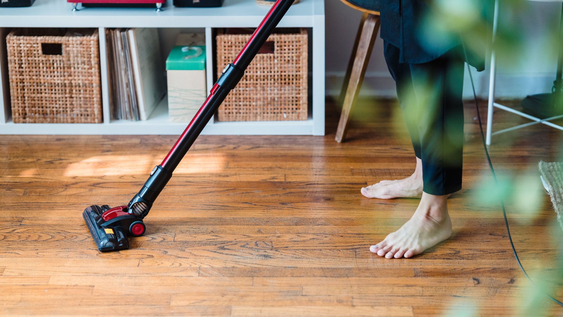 Robot Vacuum vs Cordless Vacuum for Small Homes