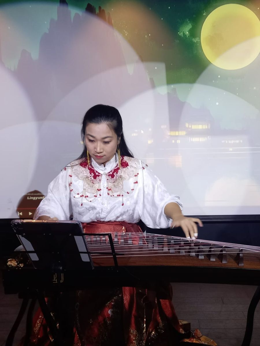 Guzheng Player image
