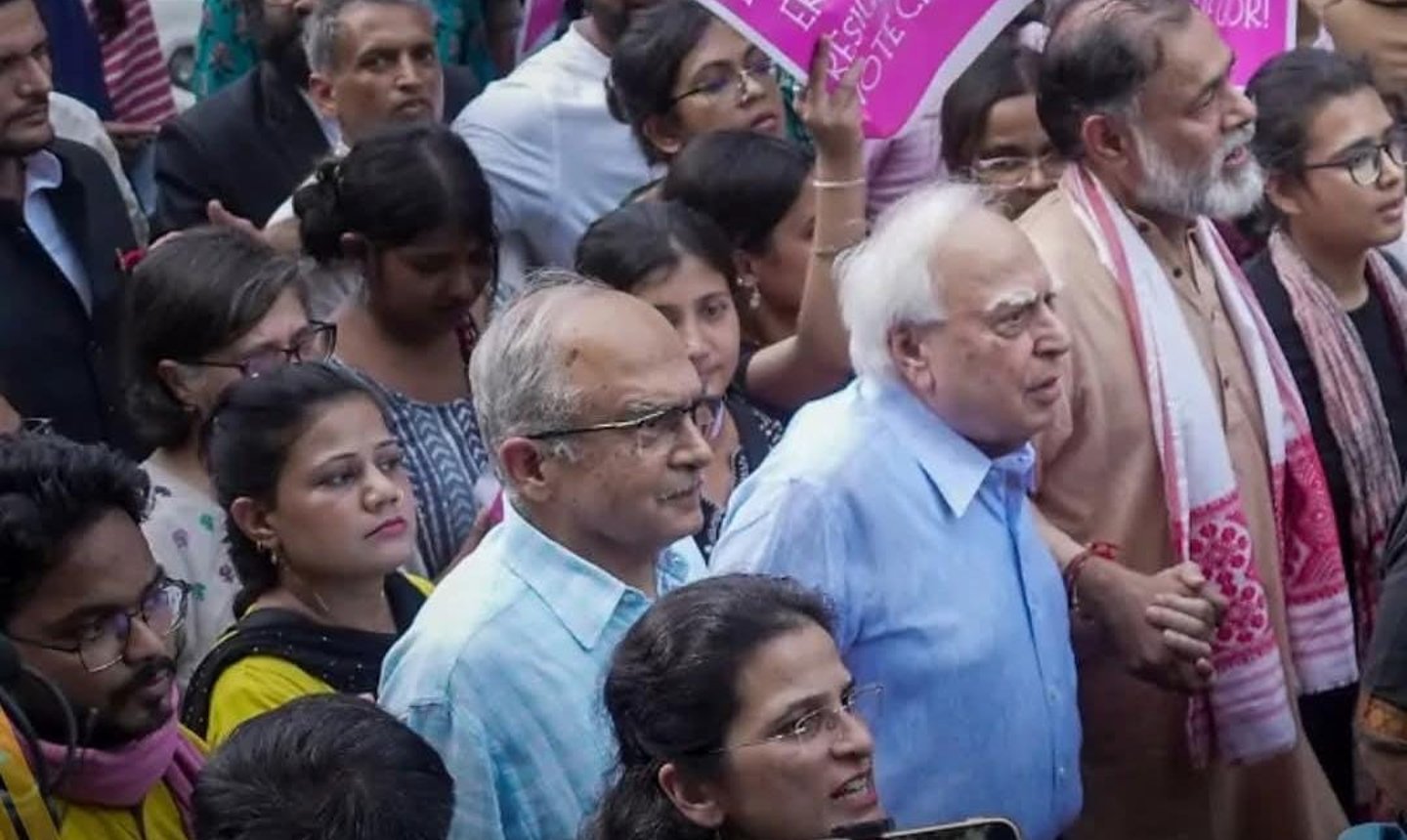যন্তর মন্তরে বিক্ষোভে কপিল সিব্বল, প্রশান্ত ভূষণ: ১,০০০-র বেশি আটক, দায়ের ৩ মামলা