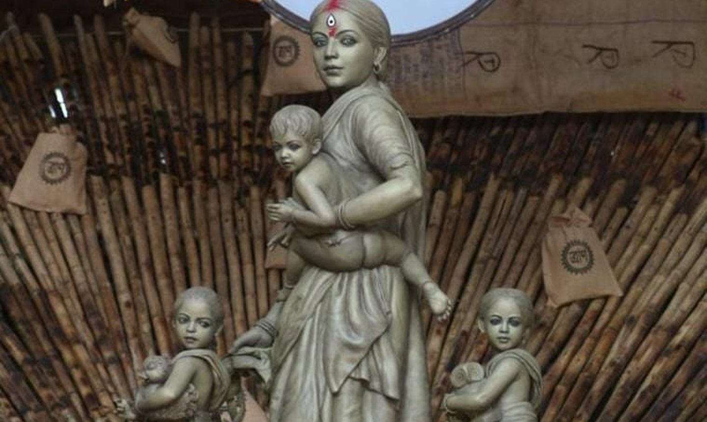 থিম পুজো যেভাবে সমাজের বহুত্বকে মণ্ডপে তুলে ধরেছে