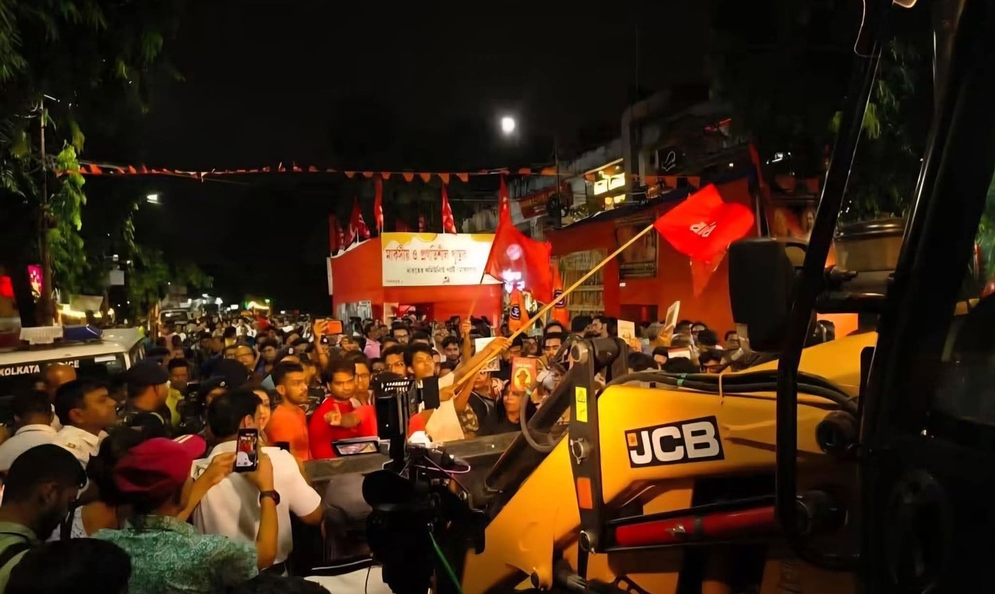 পুজোয় বইয়ের স্টলে বুলডোজার, যাদবপুরে রাতভর প্রতিরোধ, প্রশাসনিক নিরপেক্ষতা নিয়ে উঠছে প্রশ্ন