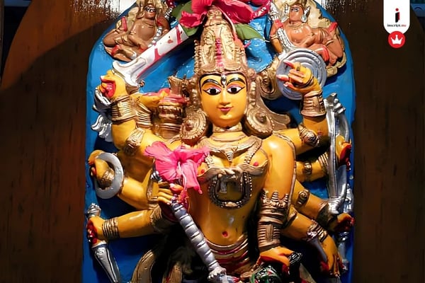 মাছ-ভাত খেয়েই বোধন, দশমীতে মৎস্যমুখ! বাগবাজার হালদার বাড়ির সাড়ে চারশো বছরের পরম্পরা