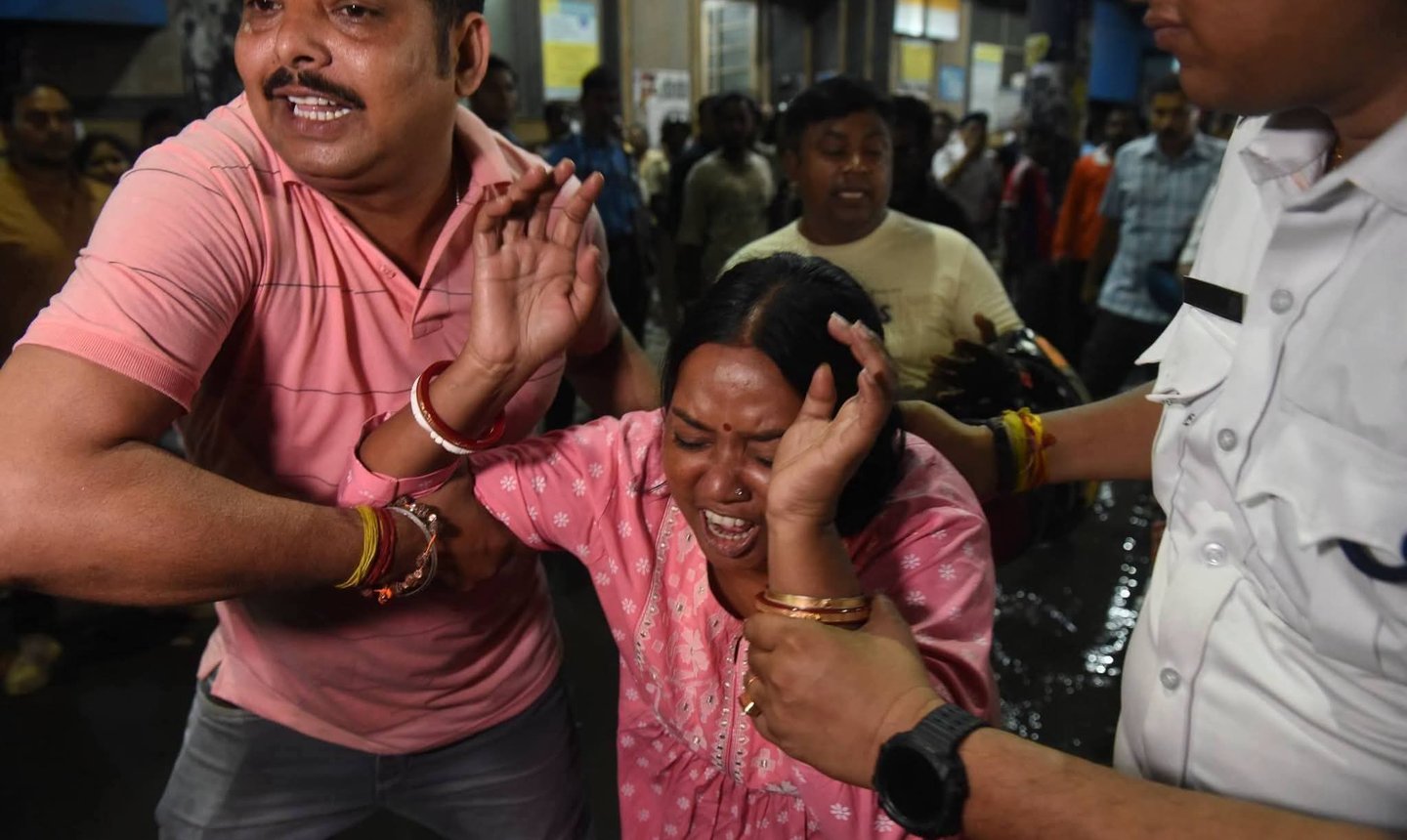 কারও ফেরা হলো না মায়ের কোলে, কারও চোখের সামনেই চলে গেলেন মা, সপ্তমীর ভিড় কেড়ে নিল চেনা মুখগুলো 